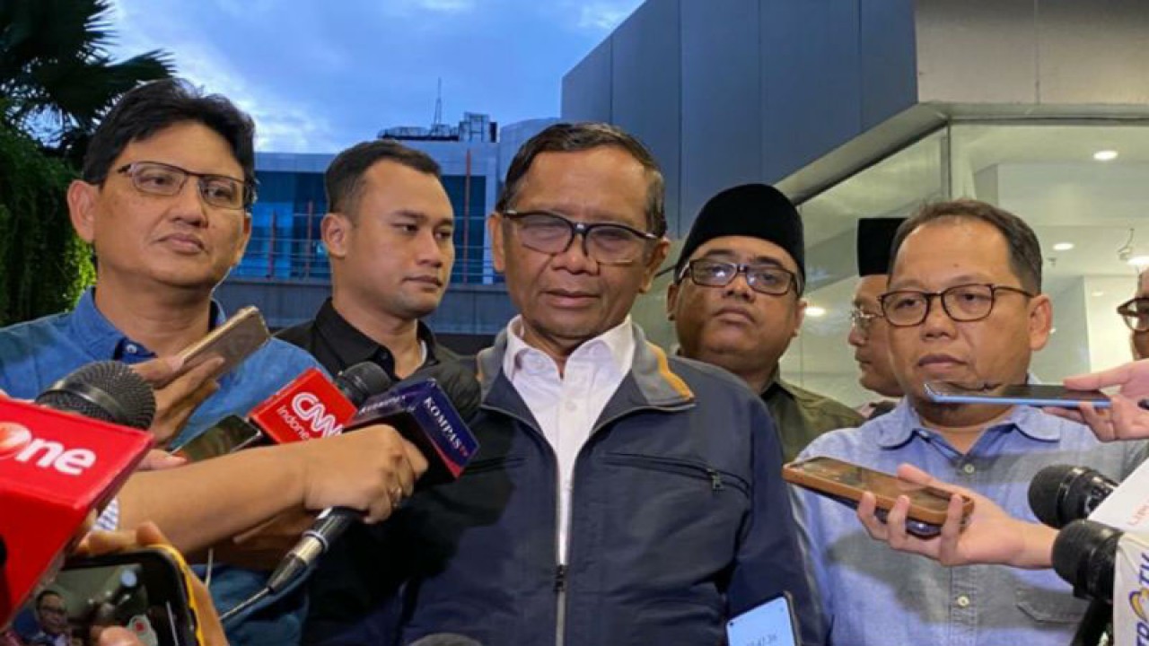 Menteri Koordinator Bidang Politik, Hukum, dan Keamanan (Menkopolhukam) Mahfud MD saat memberikan keterangan kepada wartawan, Jakarta, Selasa (28/2/2023). ANTARA/Luthfia Miranda Putri