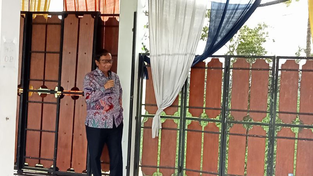 Menteri Koordinator Bidang Politik, Hukum dan Keamanan (Menko Polhukam) Mahfud MD saat pengarahan pada kunjungan ke Panti Asuhan Bina Siwi Kabupaten Bantul, Daerah Istimewa Yogyakarta, Jumat (3/2/2023). ANTARA/Hery Sidik