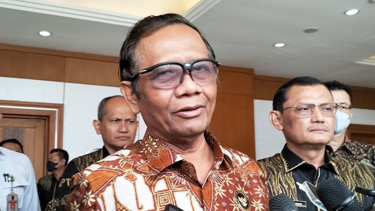 Menteri Koordinator Bidang Politik, Hukum dan Keamanan (Menko Polhukam) Prof Mahfud MD menjawab pertanyaan wartawan di Jakarta, Senin, ANTARA/Muhammad Zulfikar/am.