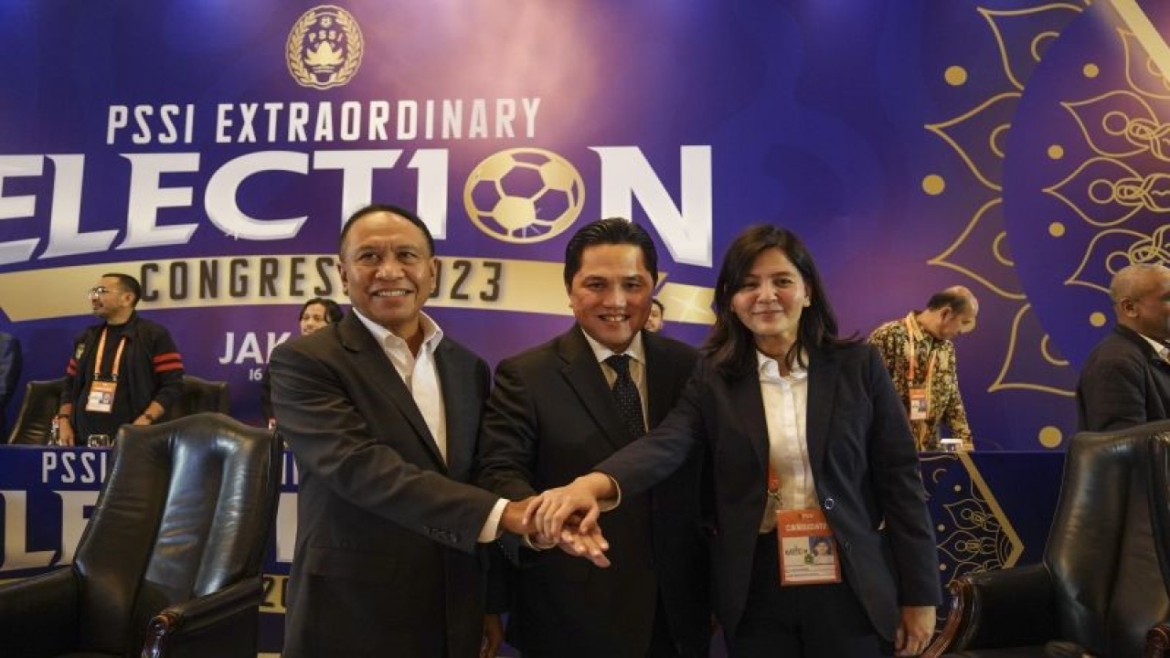 Ketua Umum PSSI terpilih Erick Thohir (tengah), Wakil Ketua Umum PSSI terpilih Zainudin Amali (kiri) dan Ratu Tisha (kanan) bertumpu tangan bersama pada Kongres Luar Biasa Persatuan Sepak Bola Seluruh Indonesia (KLB PSSI) 2023 di Jakarta, Kamis (16/2/2023). ANTARA FOTO/Dhemas Reviyanto/rwa.