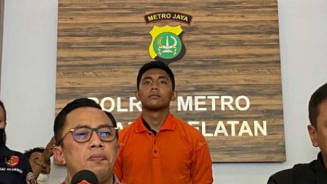 Penampilan tersangka pria berinisial MDS (20), anak pejabat DJP Kemenkeu, yang menganiaya korban pria berinisial D (17) di kawasan Ulujami, Pesanggrahan, Jakarta, Rabu (22/2/2023). ANTARA/Luthfia Miranda Putri