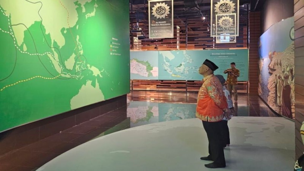 Gubernur Sumatera Barat (Sumbar) Mahyeldi Ansharullah, saat berkunjung ke Masjid Raya Al Jabbar, yang berada di Kawasan Gedebage, Kota Bandung, pada Jumat (23/2/2023). Gubernur Mahyeldi memgaku kagum dan takjub dengan desain Masjid Raya Al Jabbar. (ANTARA/HO-Humas Pemprov Sumbar)