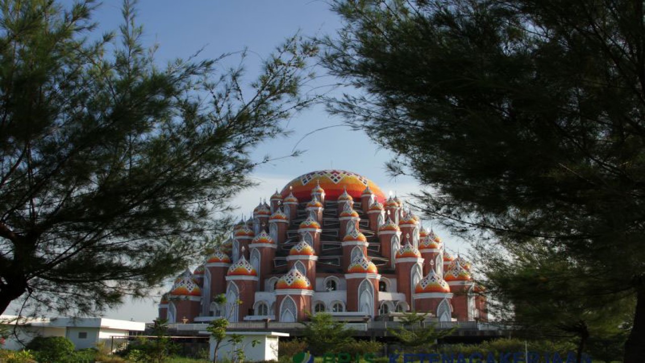 Wisata religi - Masjid 99 Kubah di Makassar, Sulawesi Selatan, Kamis (14/4/2022). ANTARA FOTO/Arnas Padda.