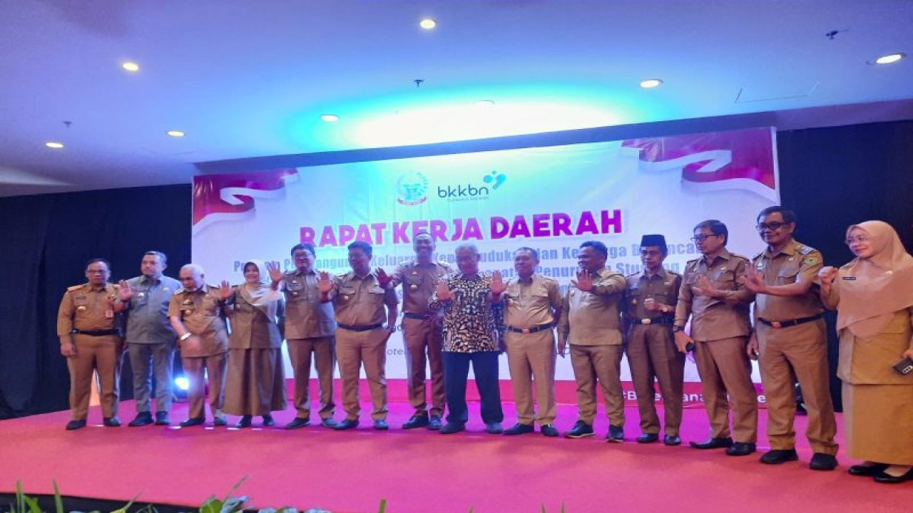 Suasana perwakilan kabupaten yang mendapatkan penghargaan dari BKKBN Sulsel atas kinerja dalam menurunkan angka prevalensi yang pemberian penghargaannya dilakukan disela Rakerda BKKBN Sulsel di Makassar, Selasa (21/2/2023). ANTARA/Suriani Mappong