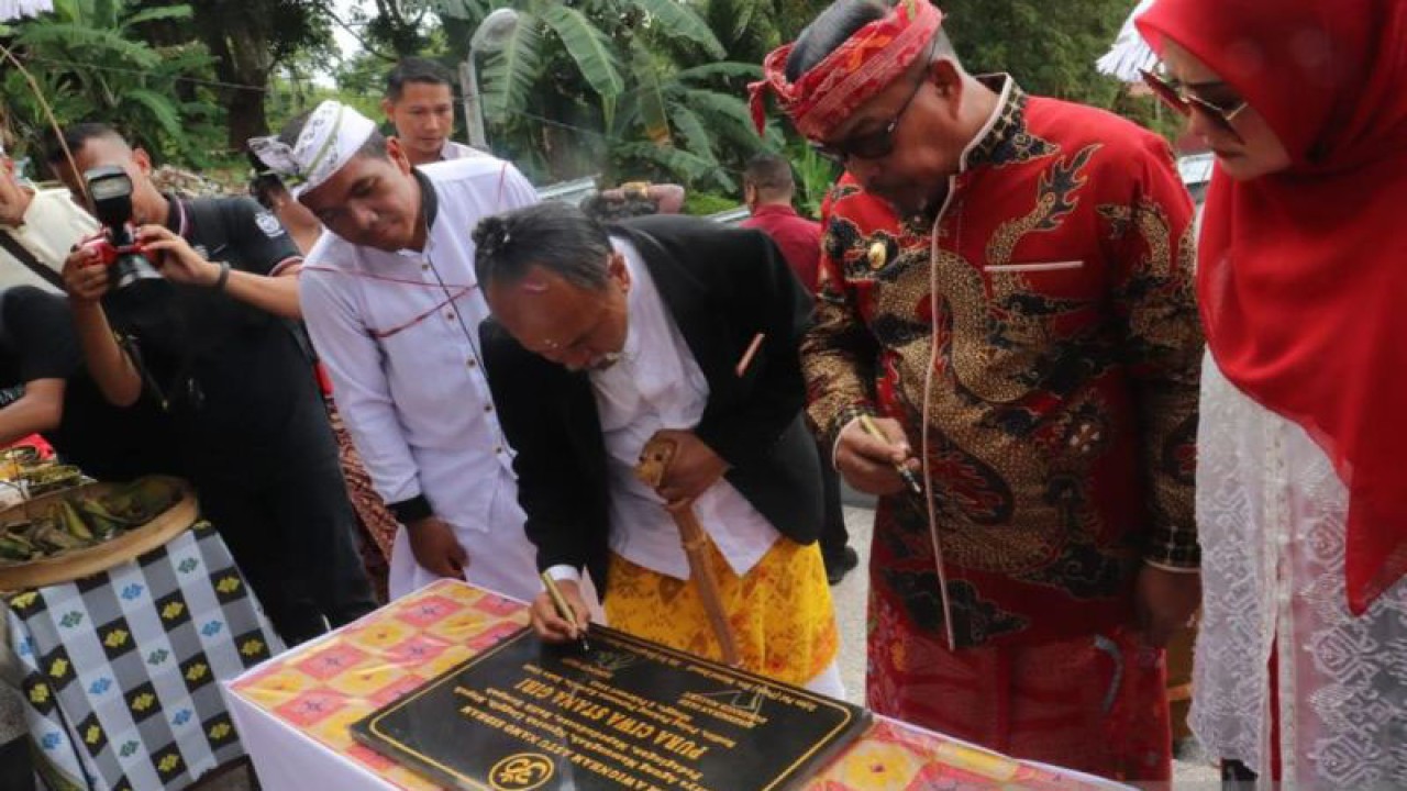 Gubernur Maluku saat meresmikan renovasi Pura Siwa Stana Giri (Antara/Dedy Azis)