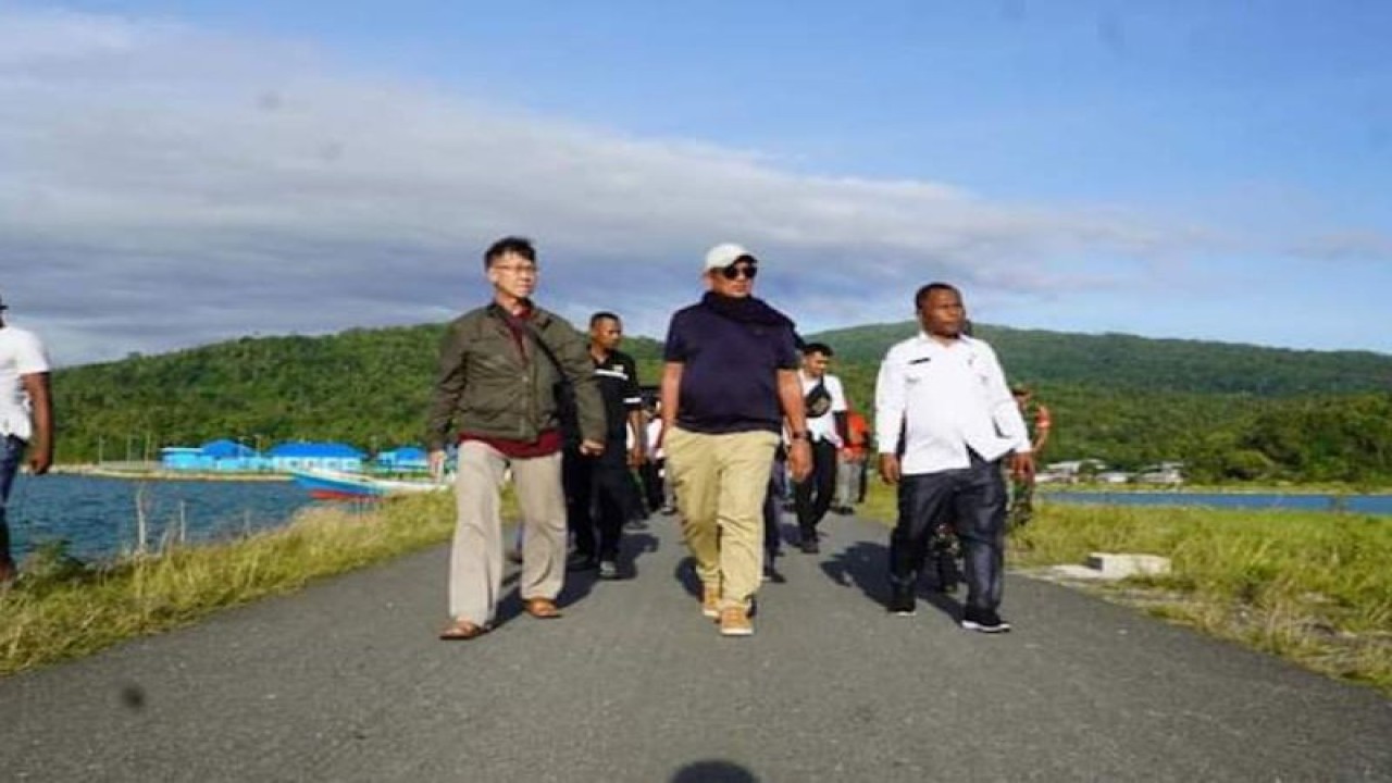 Bupati Maluku Tenggara M Thaher Hanubun meninjau lokasi RS Pratama Kei Besar. (ANTARA/Siprianus Yayaan)