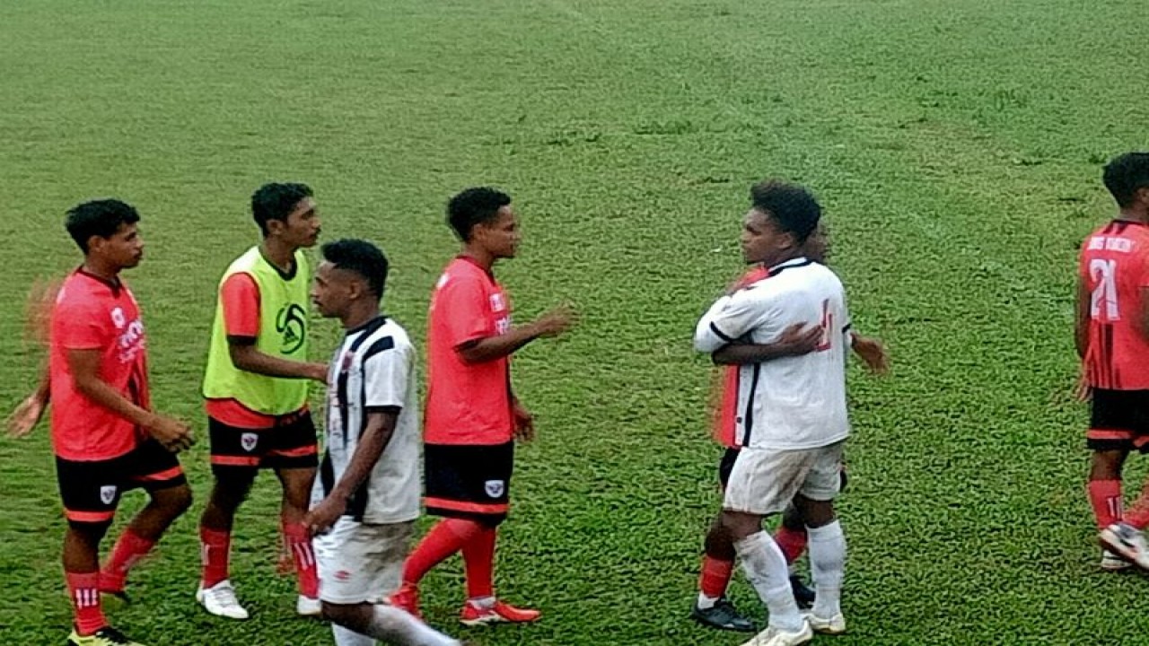 Para pemain berjabat tangan usai laga JAFC kontra Maluku FC (Antara/DedyAzis)