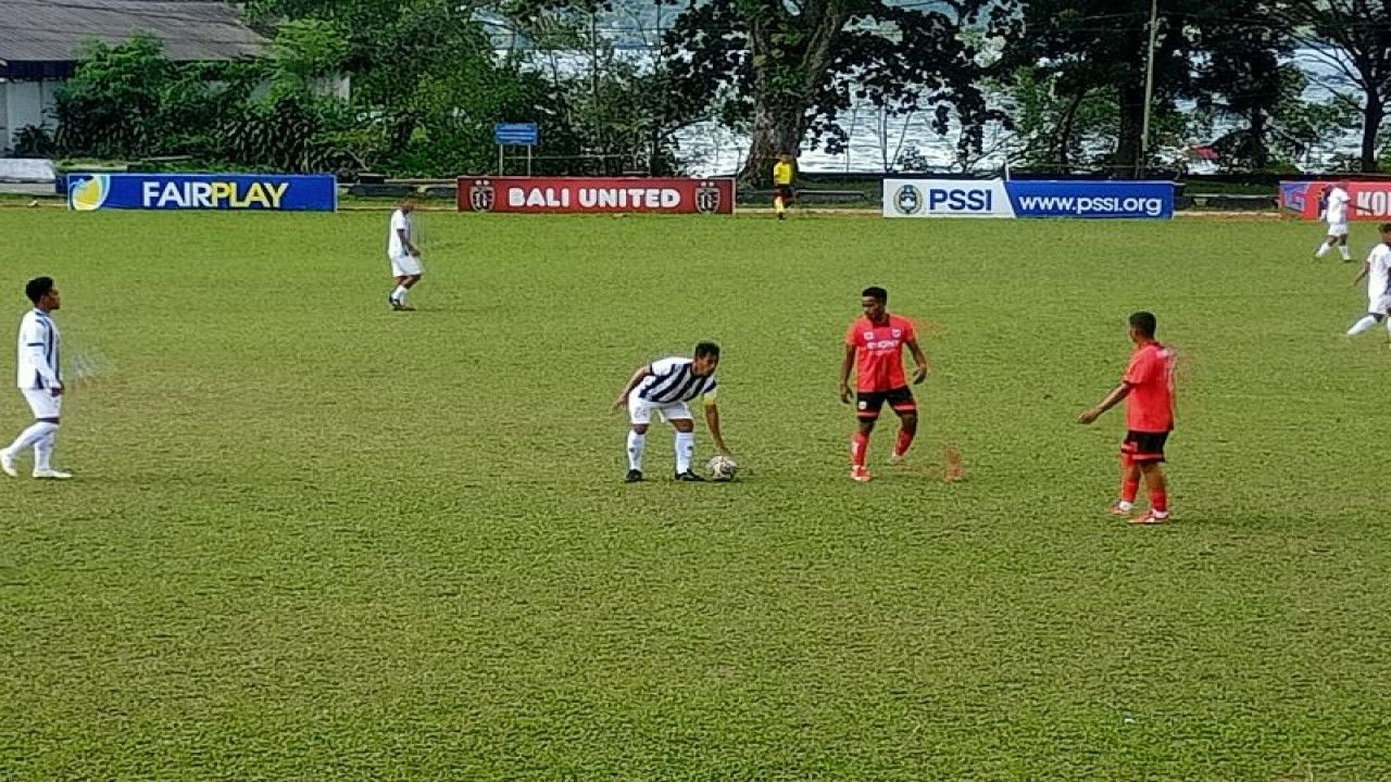 Kapten tim Maluku FC (Putih) saat berlaga di Lapangan Lantamal IX Ambon (Antara/DedyAzis)