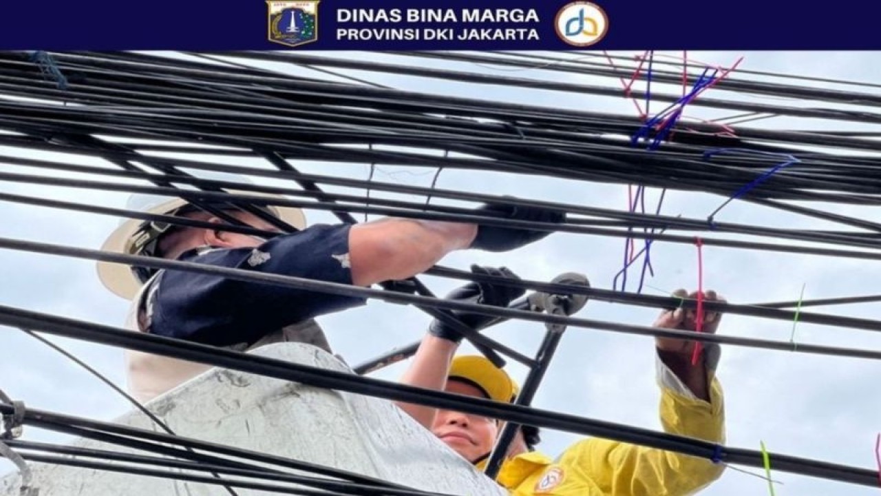 Tangkapan layar - Petugas Dinas Bina Marga DKI menata kabel udara di Pasar Mampang, Jakarta Selatan, Jumat (9/12/2022). ANTARA/Instagram/@binamargadki