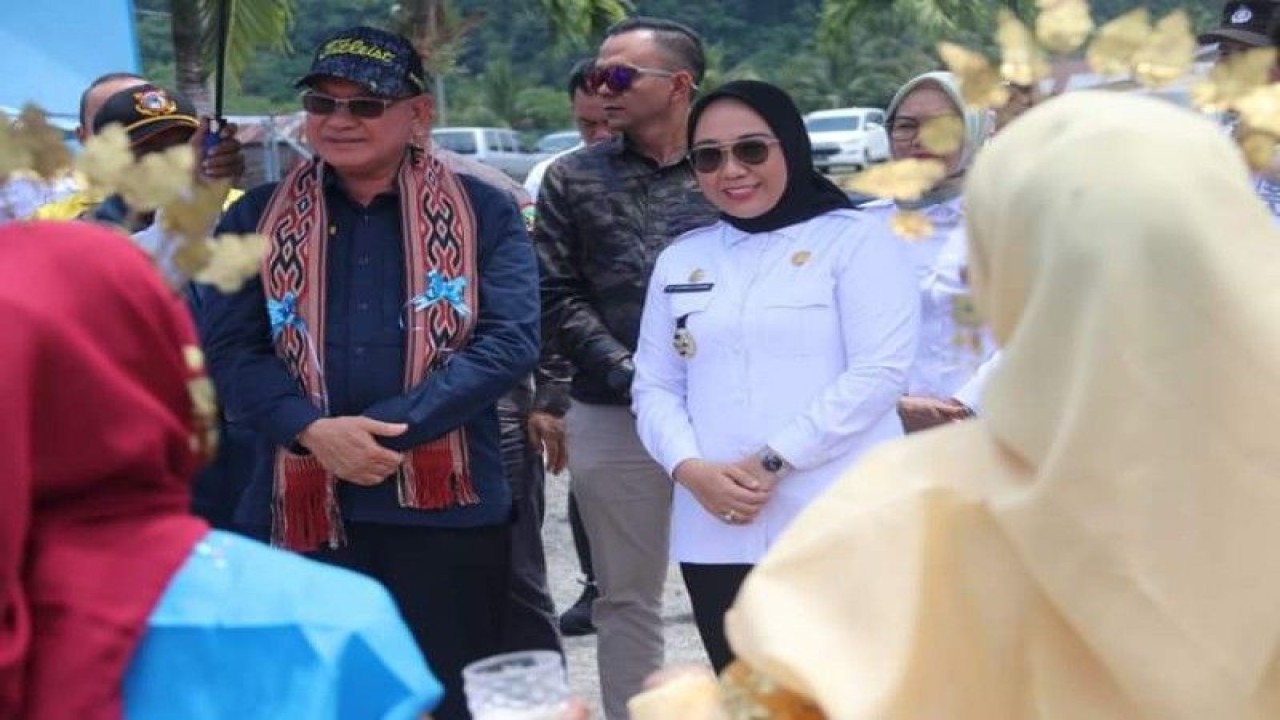 Bupati Mamuju, Sutinah Suhardi menerima, kunjungan ​​​Bupati Kota Baru Sayid Jafar, SH di Kota Mamuju dan meninjau pelabuhan Mamuju untuk memastikan kerjasama melalui jalur laut dapat segera berlansung di Mamuju, Rabu (01/2/2023) ANTARA Foto/ M Faisal Hanapi