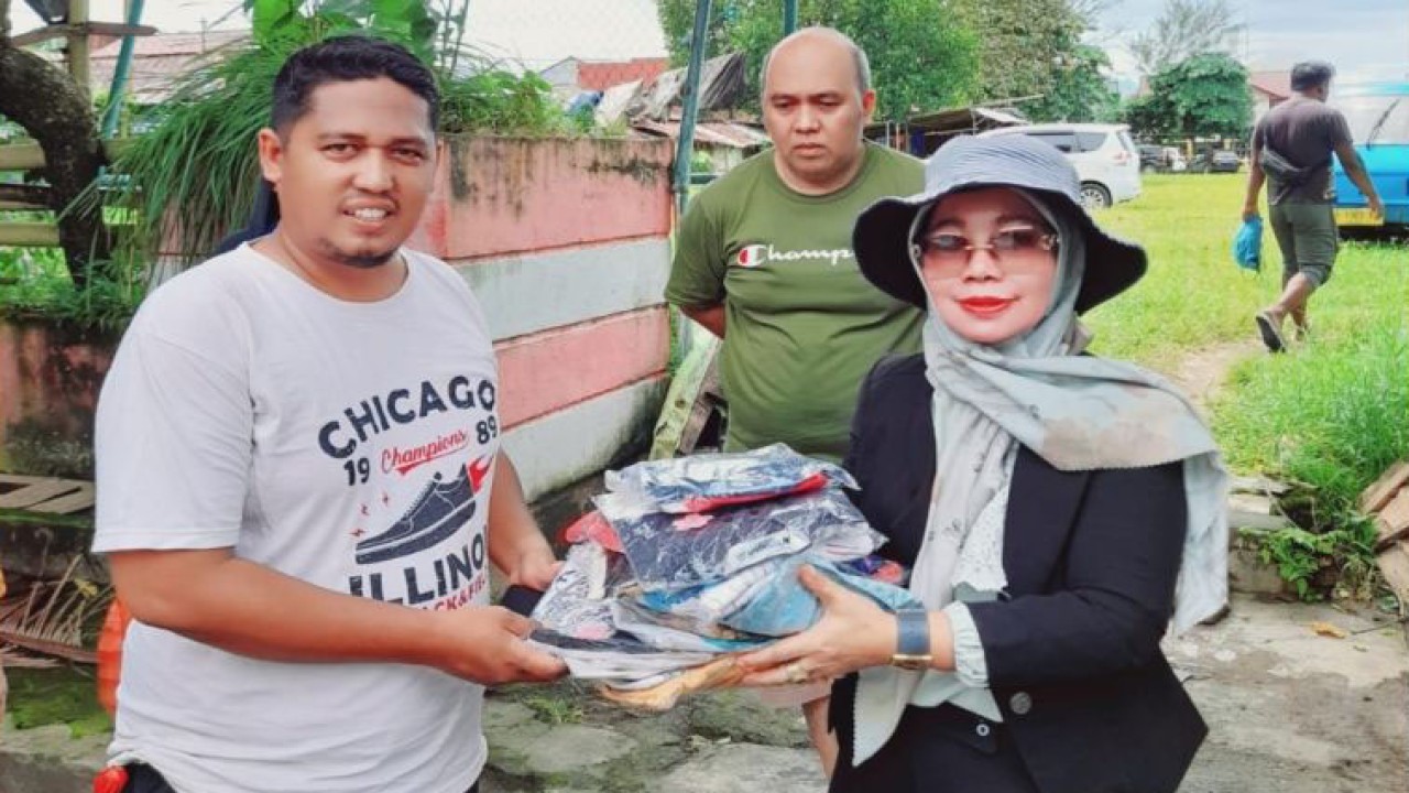 Kepala Kemenag Manado Rogaya Udin, di Manado, Rabu (1/2/2023) menyalurkan bantuan kepada korban banjir dan longsor di Kota Manado, Sulut. FOTO ANTARA/Nancy L Tigauw