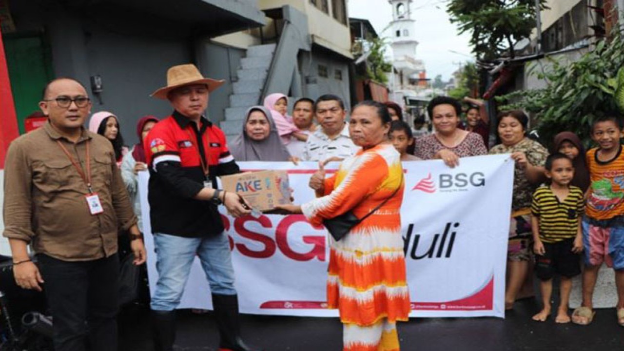 Pimpinan BSG menyerahkan bantuan kepada masyarakat di Kota Manado, Sabtu (4/2/2023). ANTARA/Nancy L Tigauw. (1)
