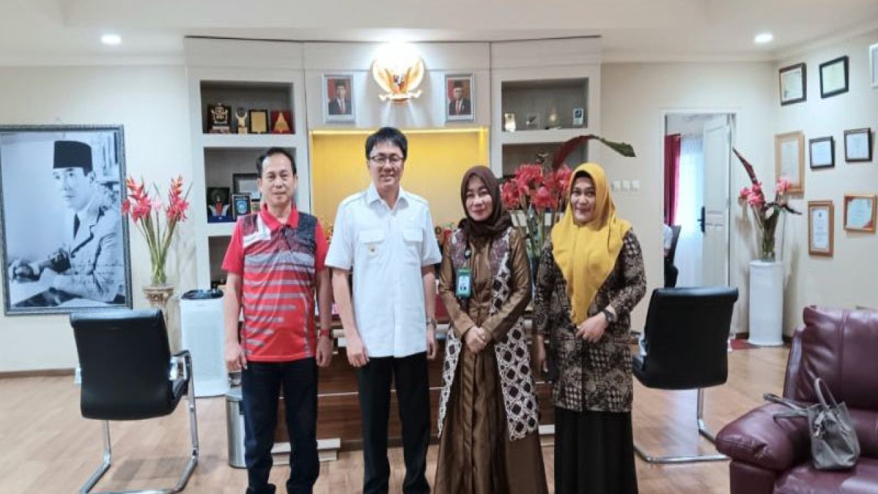 Wali Kota Manado Andrei Angouw bersama Kepala Kemenag Manado Rogaya Udin, di Manado Kamis (16/2/2023). ANTARA/Nancy L Tigauw. (1)