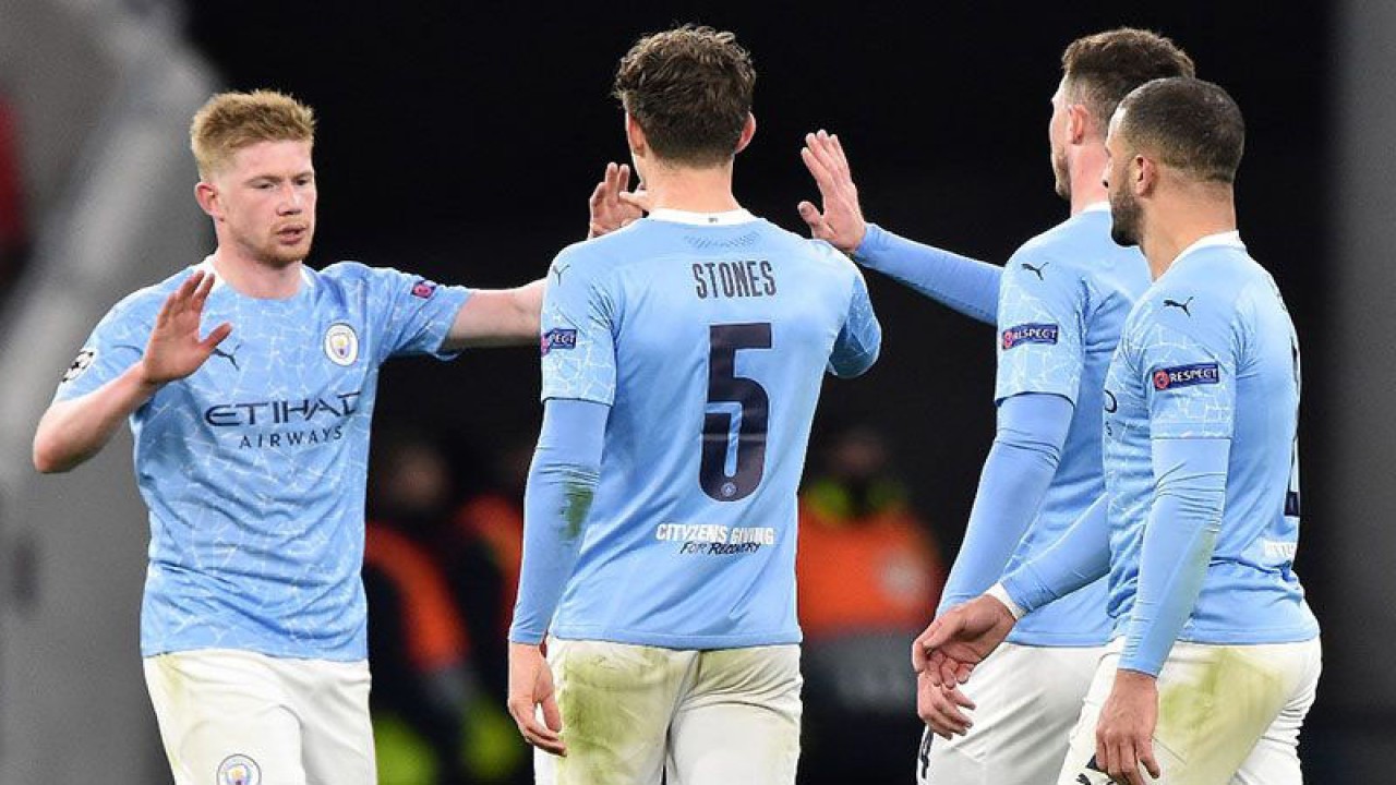 Foto arsip - Pemain Manchester City asal Belgia, Kevin De Bruyne (Kiri) selebrasi dengan sejumlah rekan setimnya setelah mengalahkan Borussia Monchengladbach dalam laga leg kedua babak 16 besar Liga Champions, di Stadion Puskas Arena, Budapest, Hongaria, Selasa (16/3/2021). di Puskas Arena, Budapest, Hongaria (16/3/2021). ANTARA/AFP/Attila Kisbenedek/aa. (AFP/ATTILA KISBENEDEK)