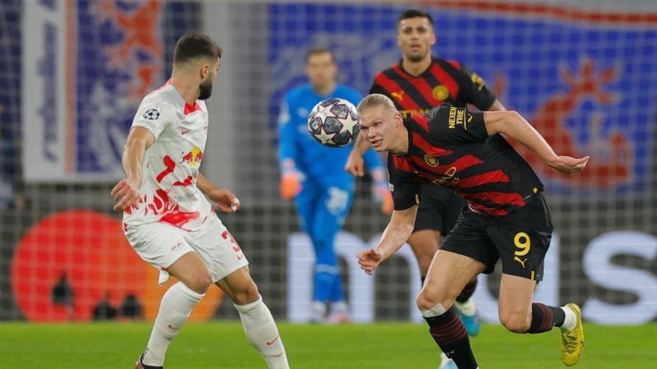 Penyerang Manchester City Erling Haaland (kanan) berduel memerebutkan bola dengan bek Leipzig Josko Gvardiol dalam pertandingan leg pertama babak 16 besar Liga Champions di Leipzig pada 22 Februari 2023. ANTARA/AFP/ODD ANDERSEN)