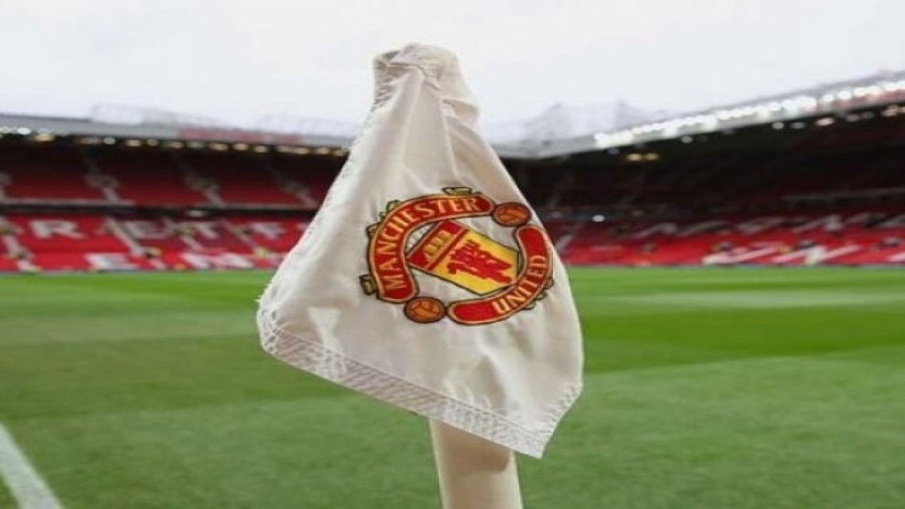 Logo Manchester United di bendera tiang sepak pojok lapangan di markas klub Liga Utama Inggris itu, Stadion Old Trafford. (www.premierleague.com) (www.premierleague.com/)