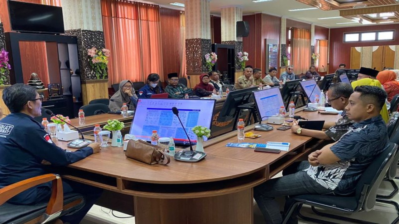 Kepala BP3MI NTB Mangiring Hasoloan Sinaga (kiri) memaparkan berbagai capaian program pada 2022 dalam rapat koordinasi bersama BPVP Lombok Timur dan Dinas Tenaga Kerja dan Transmigrasi se-NTB. (ANTARA/HO-BP3MI)