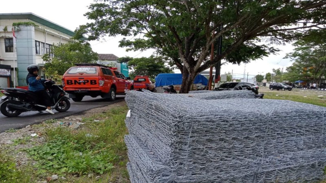 Tumpukan kawat beronjong di depan Kantor Badan Penanggulangan Bencana Daerah (BPBD) Kota Mataram, Provinsi Nusa Tenggara Barat, menunggu jadwal pemasangan di Pantai Mapak Indah untuk mencegah abrasi. (ANTARA/Nirkomala)
