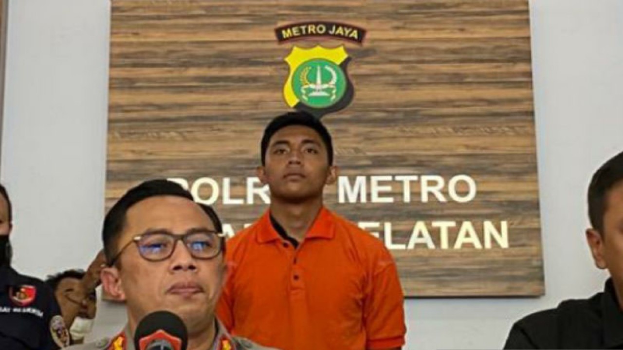 Penampilan tersangka pria berinisial MDS (20) yang menganiaya korban pria berinisial D (17) di kawasan Ulujami, Pesanggrahan, Jakarta, Rabu (22/2/2023). ANTARA/Luthfia Miranda Putri