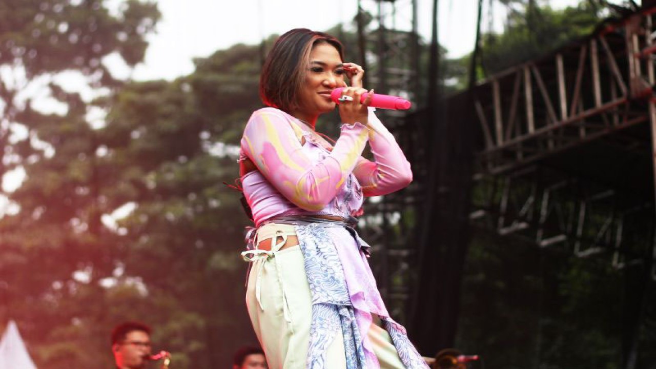 Solois Marion Jola tampil di Outdoor Stage perhelatan Woke Up Festival 2023 di Istora Senayan, Jakarta, Sabtu (25/2). (Ahmad Faishal)