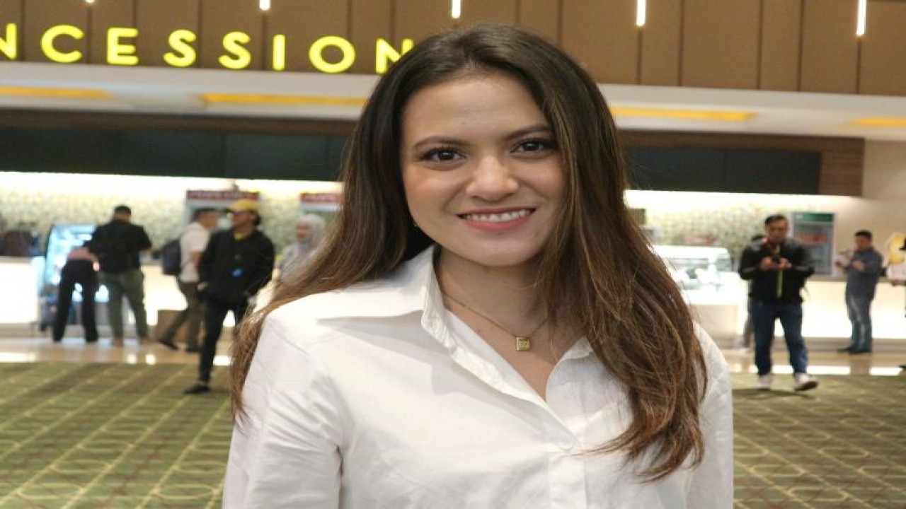 Aktris sinetron dan layar lebar Marsha Elizabeth Arui ditemui usai menyaksikan film "Titanic" di Gandaria City, Jakarta Selatan, Selasa (7/2). (ANTARA/Pamela Sakina)