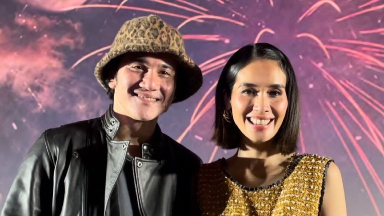 Vino G Bastian dan Marsha Timothy saat dijumpai usai Gala Premier “Kembang Api” di Epicentrum XXI, Jakarta Selatan, Rabu (22/2/2023) (ANTARA/Lifia Mawaddah Putri)