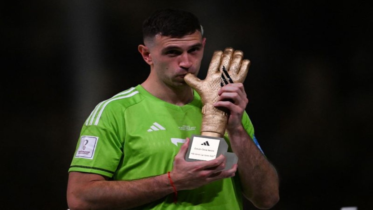 Kiper Argentina Emiliano Martinez poses saat meraih penghargaan Sarung Tangan emas FIFA seusai final Piala Dunia Qatar 2022 di Lusail Stadium, Doha, pada 18 December 2022. (Photo by Kirill KUDRYAVTSEV / AFP) (AFP/KIRILL KUDRYAVTSEV)