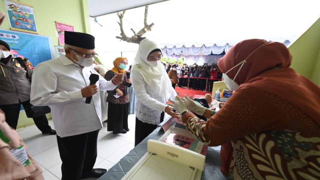 Wakil Presiden Ma’ruf Amin dan istri Wury Ma’ruf Amin saat meninjau kegiatan Posyandu SIOLA Matahari, di Kelurahan Binanga, Kecamatan Mamuju, Kabupaten Mamuju, Sulawesi Barat, Jumat (24/2/2023). ANTARA/HO-BPMI Setwapres