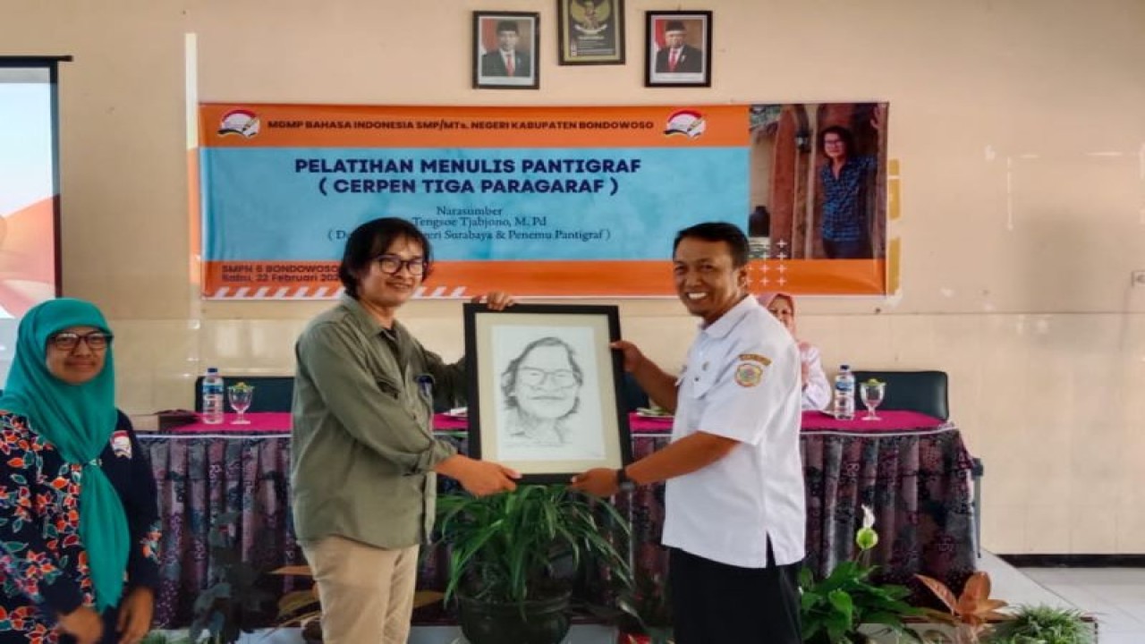 Dr Tengsoe Tjahjono saat hadir memberi pelatihan menulis cerita pendek 3 paragraf (pentigraf) yang diselenggarakan oleh Musyawarah Guru Mata Pelajaran (MGMP) Bahasa Indonesia SMP/MTs Negeri Bondowoso di Bondowoso, Jatim, Rabu (22/2/2023). (HO-Dokumen MGMP Bahasa Indonesia SMP/MTs Negeri Bondowoso)