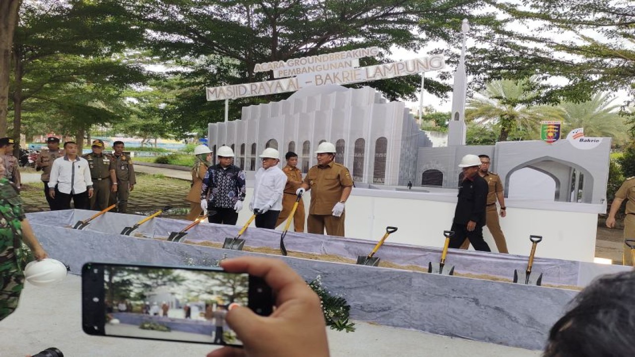 Peletakan batu pertama pembangunan Masjid Raya Al-Bakrie Lampung. ANTARA/Ruth Intan Sozometa Kanafi.