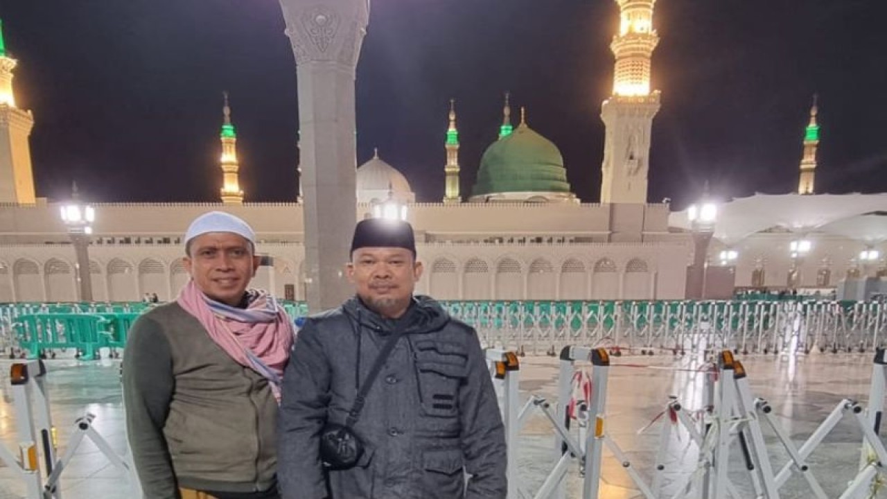 Sekretaris Umum Pimpinan Wilayah DMI Sulawesi Tengah Muchtar Ibnu Masud (kiri) dan Anggota Biro Pemberdayaan Ekonomi DMI Samsurizal Labatjo di pelataran Masjid Nabawi, Kota Madinah, Arab Saudi. (ANTARA/Dokumentasi DMI Sulteng)