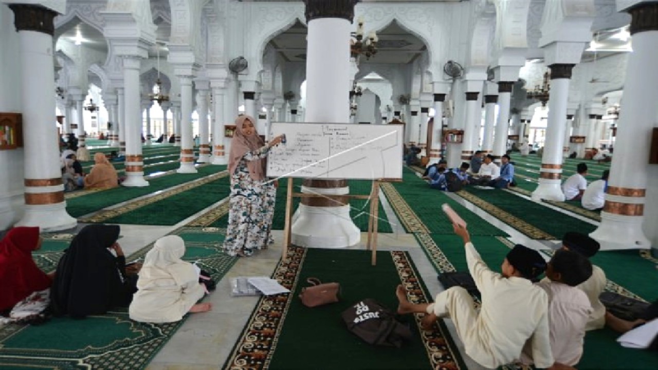 Ilustrasi - Belajar mengajar di dalam masjid Raya Baiturrahman Banda Aceh. (ANTARA FOTO/Ampelsa)