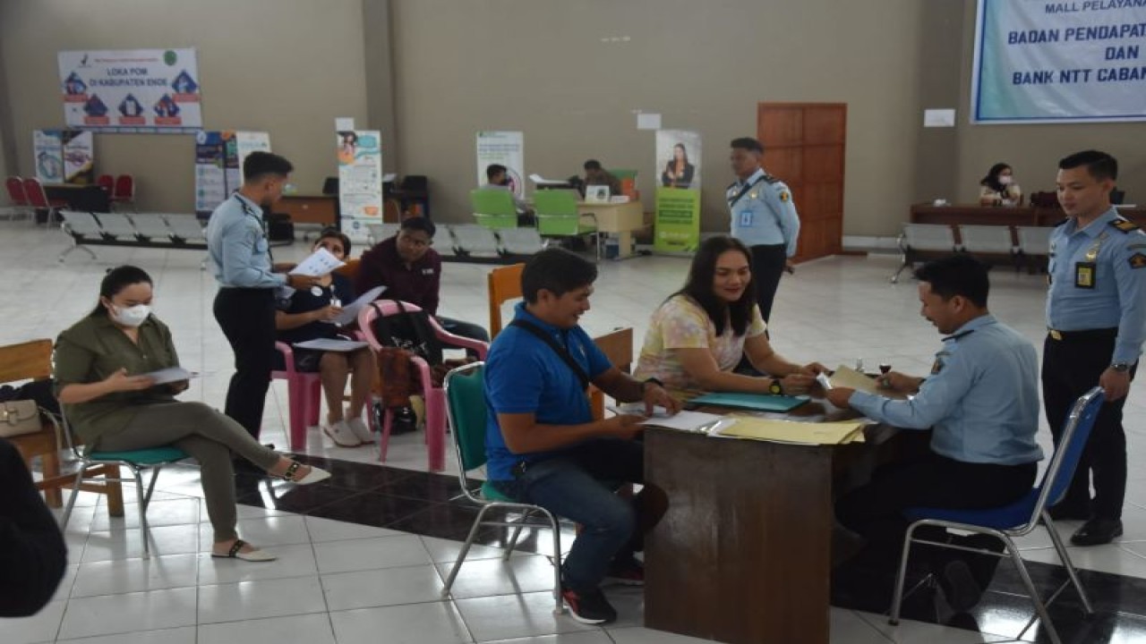 Sejumlah pemohon paspor mengantri untuk membuat paspor di Mall Pelayanan Publik di Kota Bajawa, Kabupaten Ngada, Jumat (3/2/2023). ANTARA/Ho-HUmas Kemenkumham NTT