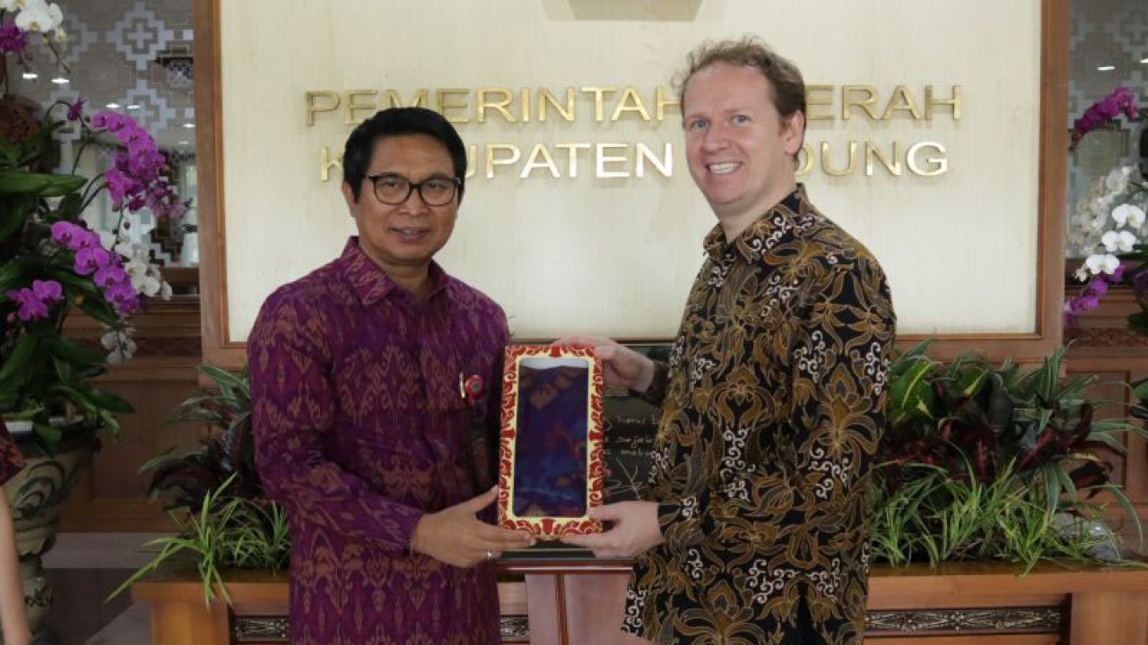 Sekda Badung I Wayan Adi Arnawa menerima kunjungan Wakil Dubes Inggris Matthew Downing di Puspem Badung, Selasa (7/2). ANTARA/HO-Pemkab Badung