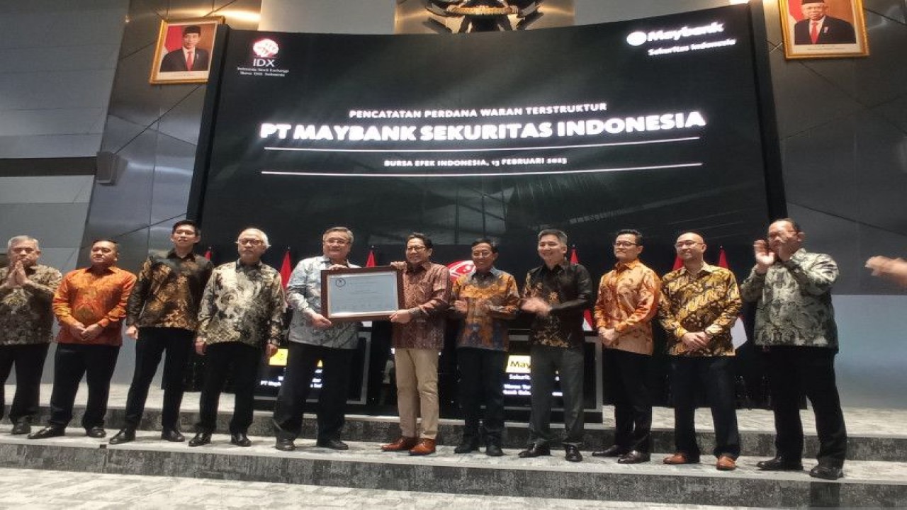 PT Maybank Sekuritas Indonesia (Maybank Sekuritas) meluncurkan delapan seri waran terstruktur yang meliputi underlying saham delapan perusahaan  dalam IDX30 di Bursa Efek Indonesia (BEI), Jakarta, Senin (13/2/2023). ANTARA/Muhammad Heriyanto