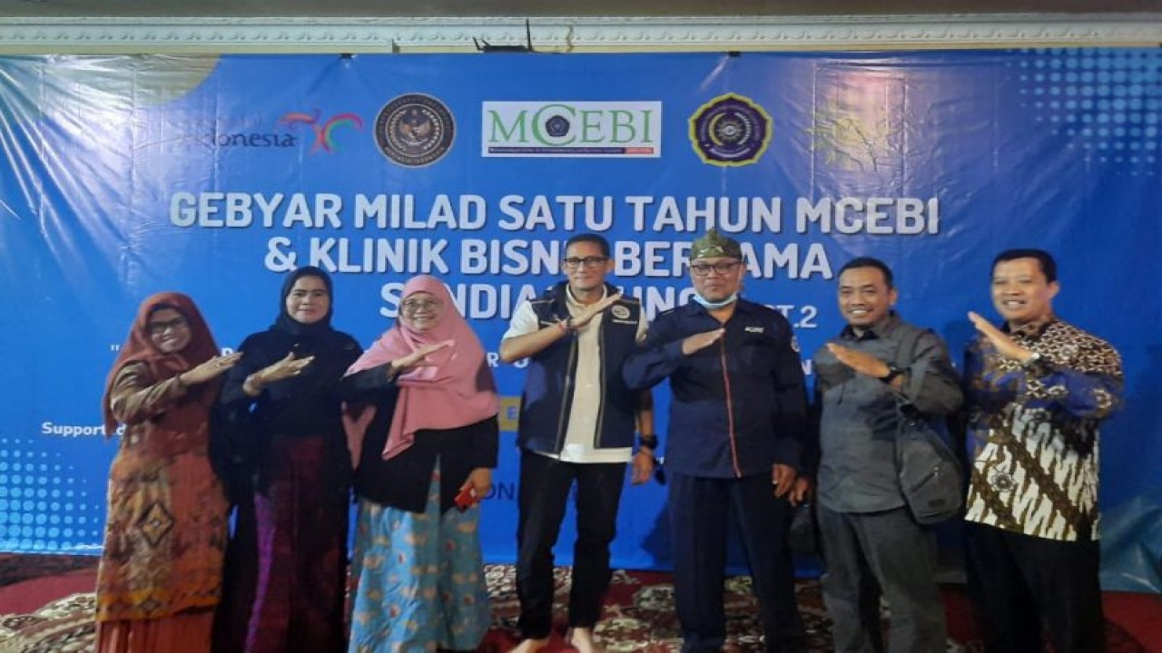 Ketua Muhammadiyah Center for Entrepreneurship and Business Incubator (MCEBI) Dr. Endang Rudiatin (ketiga dari kiri) foto bersama dengan Menparekraf Sadiaga Uno (tengah) pada acara Gebyar Milad 1 tahun MCEBI dan Klinik Bisnis Bersama Sandiaga Uno yang digelar secara daring dan luring di Jakarta, Rabu (1/2/2023). ANTARA/HO-MCEBI.