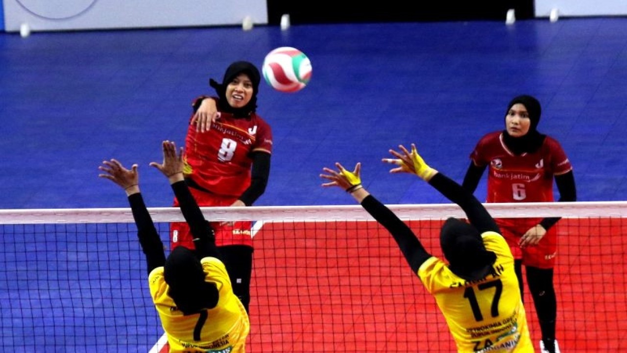 Pebola voli putri Bank Jatim Surabaya Megawati Hangestri Pertiwi (kiri) melakukan smash pada pertandingan melawan Petrokimia Gresik Pupuk Indonesia Liga Voli Indonesia (Livoli) Divisi Utama 2022 di GOR Tawangalun, Banyuwangi, Jawa Timur, Selasa (11/10/2022). Petrokimia Gresik Pupuk Indonesia menang dengan skor 3-2. ANTARA FOTO/Budi Candra Setya/aww. (ANTARA FOTO/BUDI CANDRA SETYA)