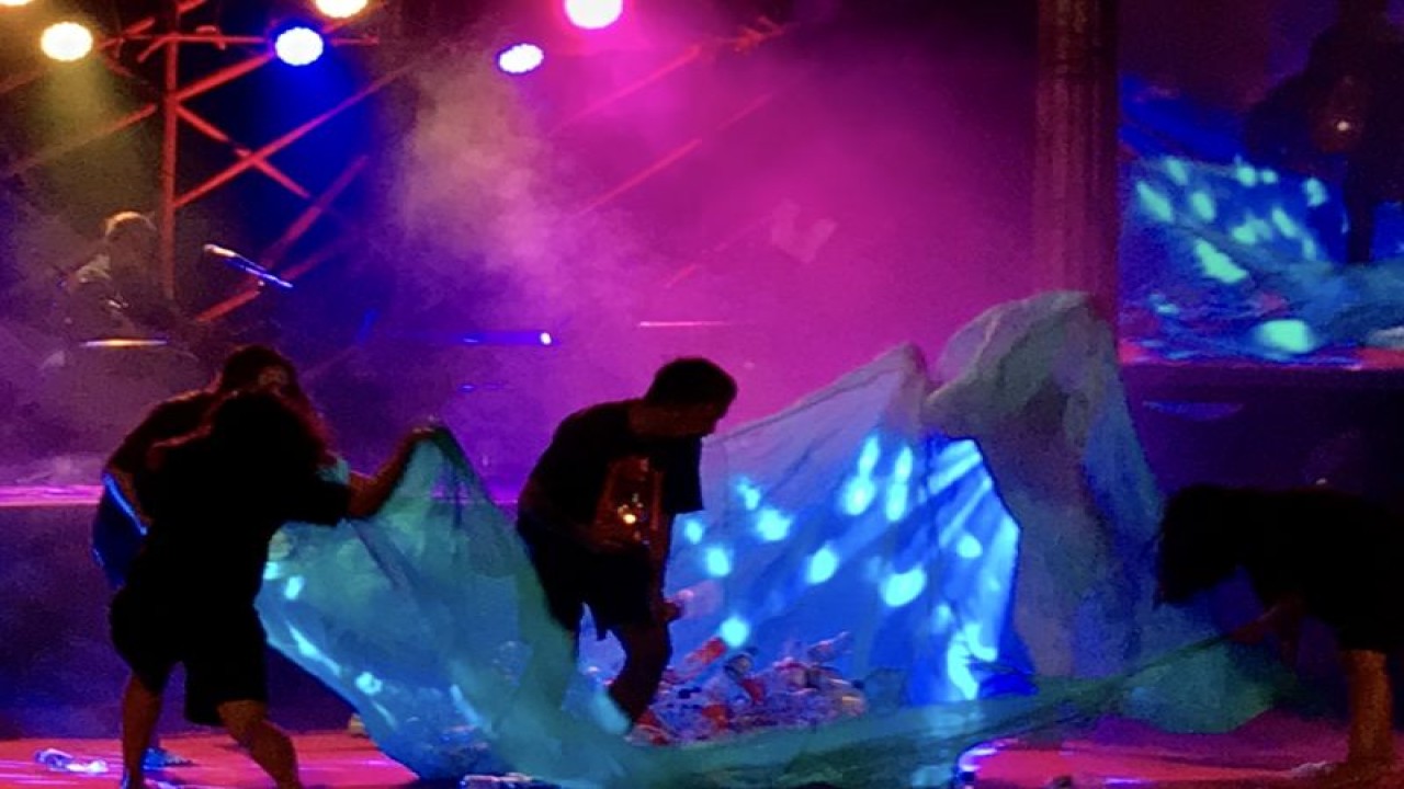 Pertunjukan teater tubuh dalam festival timba puri, di Dusun Erie, Nusaniwe, Ambon, Sabtu, (25/2) malam (ANTARA/Winda Herman)