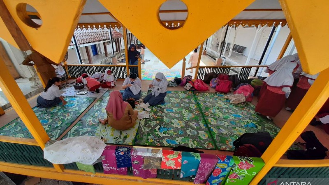 Sejumlah pelajar belajar membatik di Museum Sultan Sulaiman Badrul Alamsyah di Kota Tanjungpinang, Kepulauan Riau (Kepri). (ANTARA/Ogen)