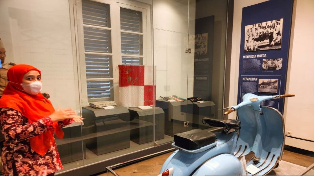 Pamong budaya di Museum Sumpah Pemuda, Setyo Wahyuni, menjelaskan koleksi museum di salah satu ruangan Museum Sumpah Pemuda di Jalan Kramat Raya 106, Senen, Jakarta Pusat, Minggu (5/2/2023). (ANTARA/Ricky Prayoga)