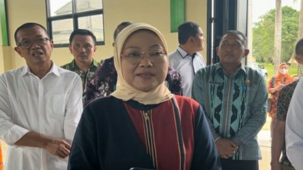 Menteri Tenaga Kerja (Menaker) RI Ida Fauziyah saat diwawancara di sela kunjungan kerjanya di BPVP Kendari, Sulawesi Tenggara, Kamis (15/2/2023). ANTARA/Harianto