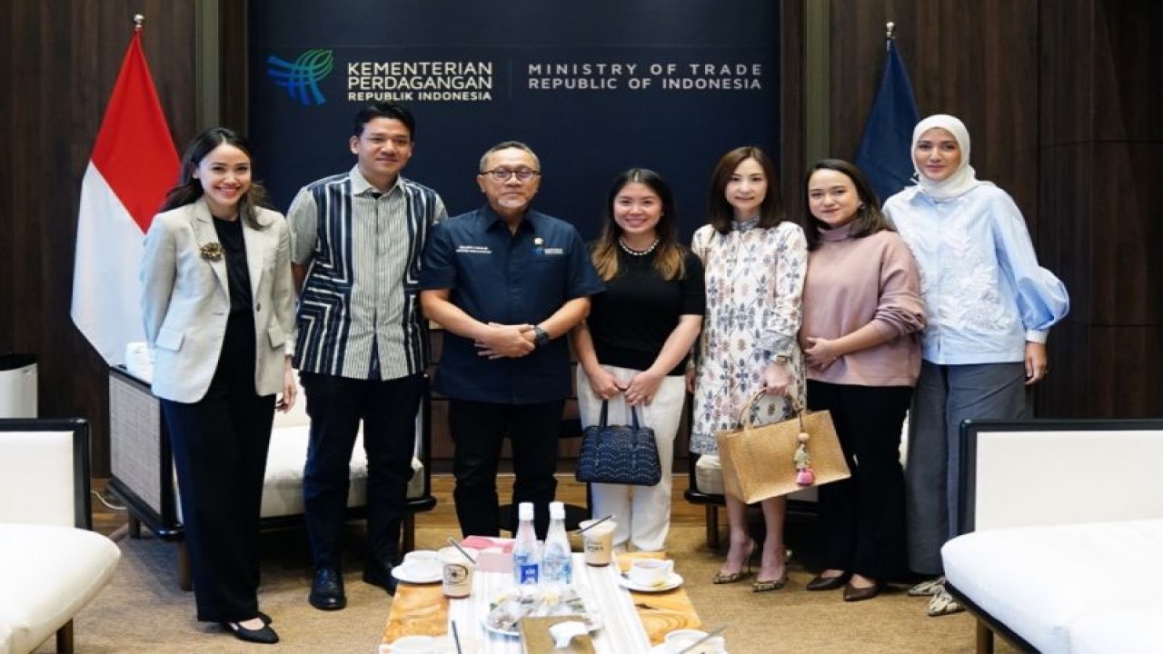 Menteri Perdagangan Zulkifli Hasan saat melakukan audiensi dengan enam perancang busana Indonesia di Jakarta, Rabu (23/2/2023). (ANTARA/Ho/Kementerian Perdagangan/dok.Pri)