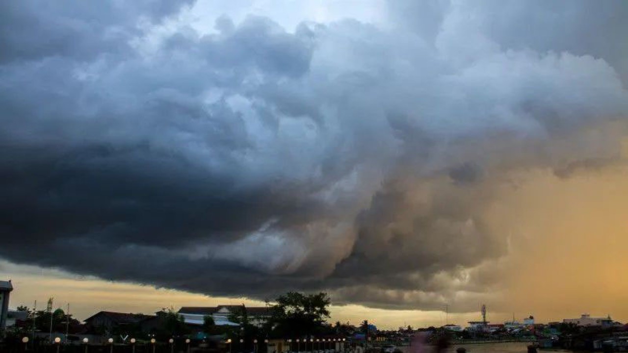 Ilustrasi - Mendung penanda hujan meliputi langit di atas Kota Banjarmasin, Provinsi Kalimantan Selatan, Selasa (7/2/2023). ANTARA/Bayu Pratama S