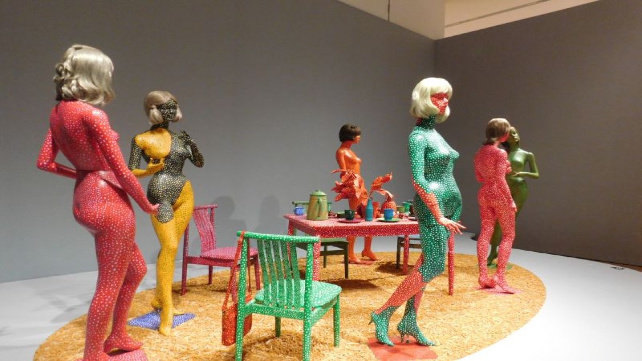 Salah satu koleksi seniman Jepang Yayoi Kusama, "Self-Obliteration" dalam pameran bertajuk "Yayoi Kusama: 1945 to Now" di Museum M+ di West Kowloon Cultural District, Hong Kong. Pameran ini berlangsung sejak 12 November 2022 hingga 14 Mei 2023. (ANTARA/Lia Wanadriani Santosa)