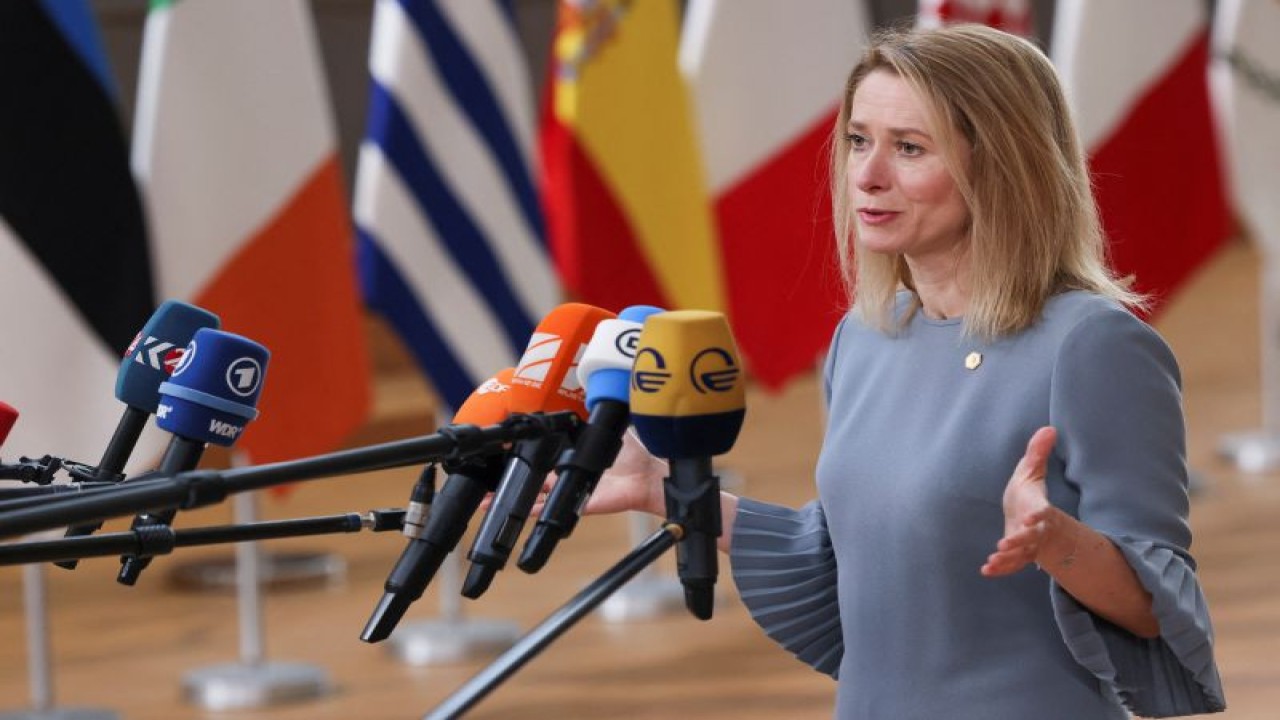 Perdana Menteri Estonia Kaja Kallas saat berbicara dalam KTT Pemimpin Eropa di Brussels, Belgia, pada 9 Februari 2023. (REUTERS/YVES HERMAN)