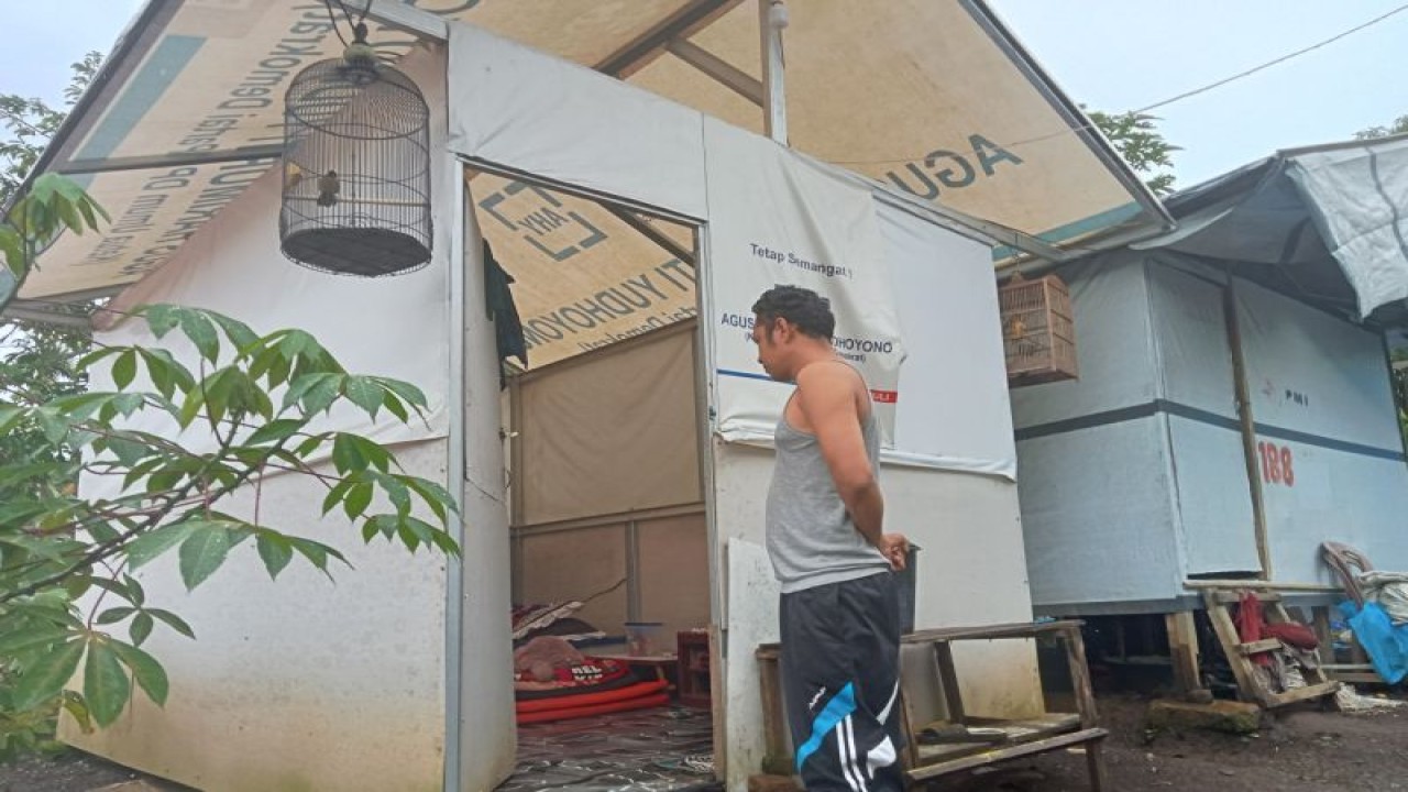 Salah satu warga korban gempa di Bateh Pulai Pinaga Kecamatan Pasaman Kabupaten Pasaman Barat, Sumbar Af (37) yang masih menempati hunian sementara.