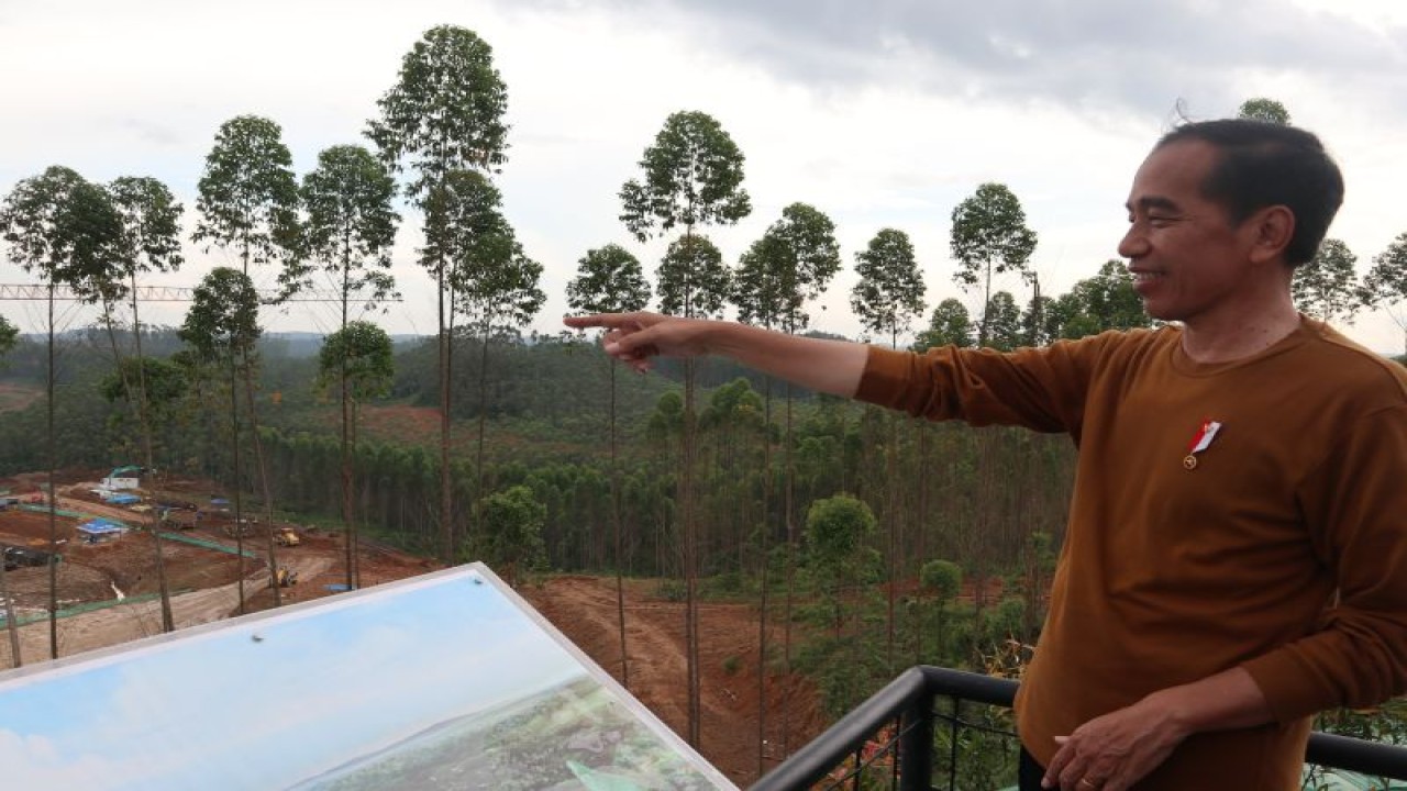 Presiden Jokowi meninjau lokasi istana kepresidenan di Kawasan Inti Pusat Pemerintahan (KIPP) IKN kabupaten Penajam Paser Utara, Kalimantan Timur pada Kamis (23/2/2023). (ANTARA/Desca Lidya Natalia)