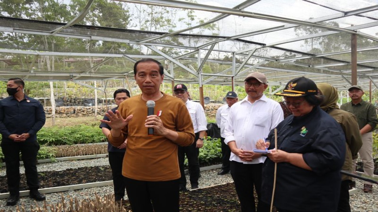Presiden Joko Widodo didampingi Menteri Kehutanan dan Lingkungan Hidup (LHK) Siti Nurbaya Bakar, Kepala Otorita Ibu Kota Negara (IKN) Bambang Susantono, Wakil Kepala Badan Otorita IKN Dhony Rahajoe, Menteri PUPR Basuki Hadimuljono, Menteri BUMN Erick Thohir menyampaikan keterangan kepada wartawan di Pusat Persemaian Mentawir, kabupaten Penajam Paser Utara, Kalimantan Timur pada Kamis (23/2/2023). (ANTARA/Desca Lidya Natalia)
