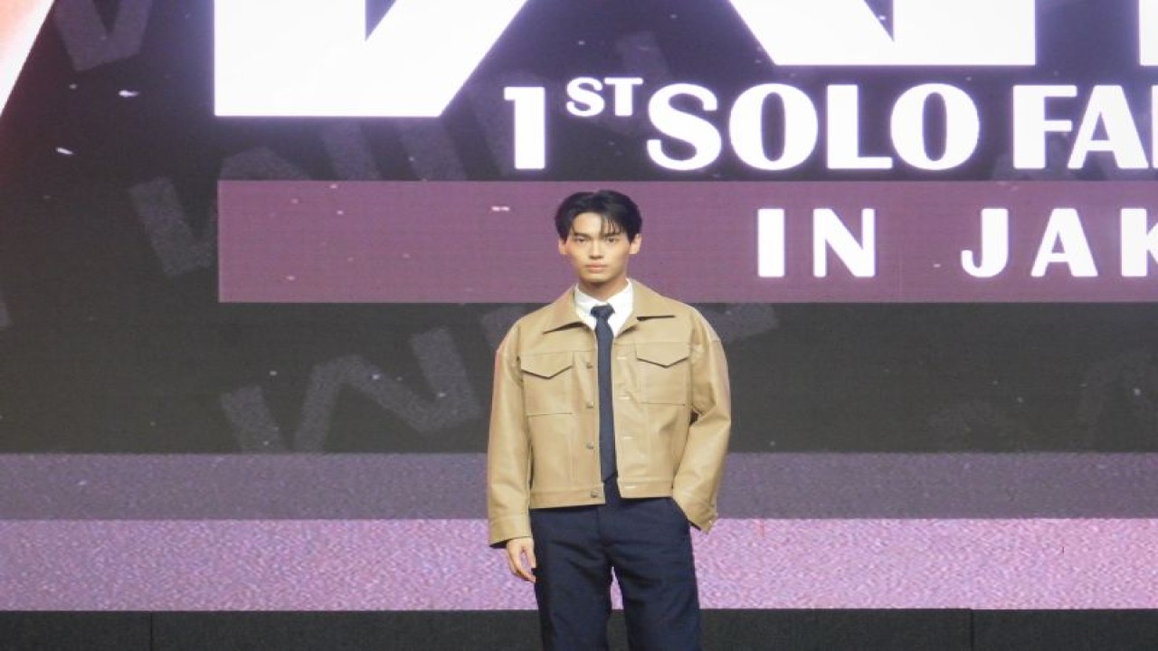 Aktor sekaligus penyanyi asal Thailand Metawin Opas-iamkajorn atau dikenal sebagai Win Metawin saat menghadiri konferensi pers dalam rangka acara "Win 1st Solo Fan Meeting in Jakarta", di salah satu mal kawasan Jakarta Selatan, Sabtu (11/2/2023). (ANTARA/Lia Wanadriani Santosa)