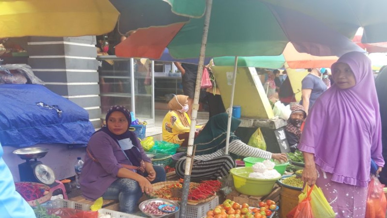 Aktivitas Pedagang Kaki Lima (PKL) di Pasar Gamalama Kota Ternate, ANTARA/Abdul Fatah (Abdul Fatah)